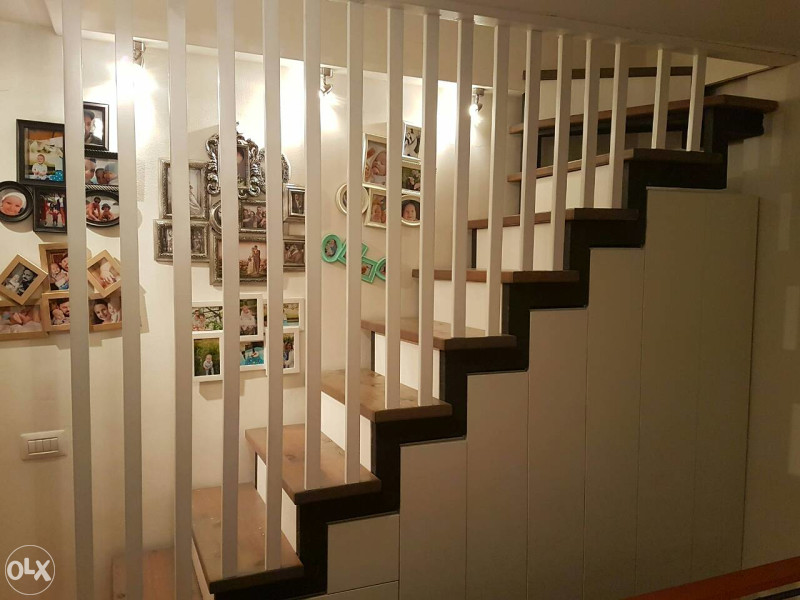 Plakari ispod stepenica