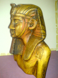 Bista egipatskog kralja Tutankhamona, skulptura