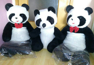 MEDO PLIŠANI VELIKI PANDA SA CRVENOM MAŠNOM 100 cm
