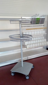 Okrugli stalak na kotačima za tekstil i ostalu robu