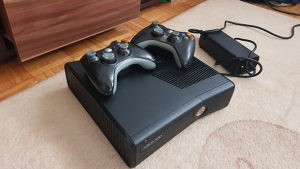 Xbox 360 Slim cipovan 15 igrica bez djojstika