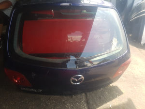 Zadnja hauba Mazda 3 2004 god limuzina